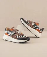 Zapatillas con estampado animal print de leopardo y cebra, con detalles en naranja y negro.