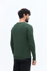 Sweater de hombre con escote redondo, manga larga y calce regular. Presenta un pequeño logo bordado en el pecho y puños acanalados.