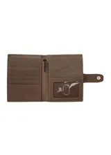 Porta pasaporte y billetera de cuero color marrón con cierre de tira y broche a presión. Presenta un diseño rectangular con costuras decorativas horizontales y un sutil logo grabado en la esquina inferior derecha.