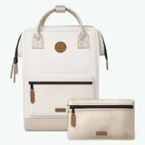 Mochila Cabaia modelo Adventurer Alger, color beige con detalles dorados. Cuenta con un bolsillo frontal con cierre, asas superiores y tirantes acolchados.