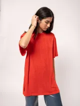Remera blanca oversized de tela elastizada con tajos laterales y escote redondo.