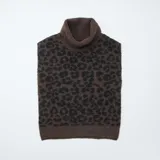 Cuello babero de tejido de punto con cuello alto y estampado de leopardo en tonos marrón y negro.
