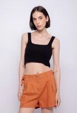 Short color naranja de lino y viscosa, de tiro alto, corte holgado, con presillas, pinzas, bolsillos laterales y cierre con botón.