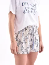 Conjunto de pijama compuesto por una remera blanca de manga corta con estampa de texto en el frente y un short estampado con diseño botánico en tonos celestes y grises, con cordón de ajuste en la cintura.