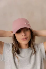 Gorra estilo baseball de algodón con efecto lavado en tono tostado y detalle de logo Peach metálico en el frente. Cuenta con visera curva y diseño regulable.