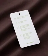 Saco deportivo con capucha y cierre frontal de cremallera, confeccionado en tejido tech fleece. Presenta mangas largas, bolsillos laterales con cierre y puños acanalados, ofreciendo un diseño liviano y térmico.