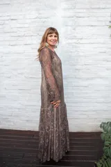 Vestido largo de encaje con mangas largas y cuello redondo. El vestido es de corte recto y tiene un forro interior.