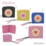 Billetera negra con cierre de solapa y broche a presión. Estampado frontal con parche redondo color beige con borde blanco y texto "SELF LOVE CLUB TRENDY" en negro y corazón rosa en el centro.