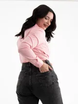 Camisa de manga larga a rayas verticales azules y blancas, confeccionada en algodón.