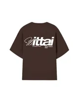 Remera marrón con estampado blanco en la espalda.