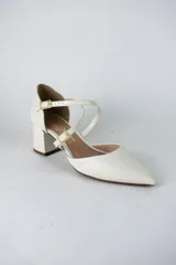 Sandalia de tacón cuadrado color blanco, con diseño de punta fina cerrada y tiras cruzadas ajustables con hebillas metálicas doradas.