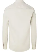 Camisa de manga larga color blanco hueso, de corte slim, con cuello tradicional y cierre frontal de botones.