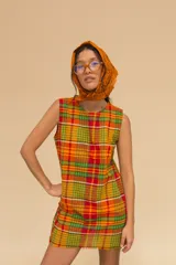 Vestido corto sin mangas con estampado a cuadros en tonos azul marino, rojo y blanco.