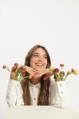 Camisa blanca amplia de manga larga con ruedo curvo.