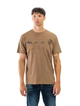 Remera de manga corta y cuello redondo color marrón topo, confeccionada en algodón. Presenta un estampado gráfico pequeño en el pecho con varios logos y texto en color azul oscuro.