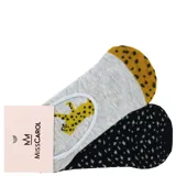 Pack de dos pares de medias de mujer Miss Carol, invisibles, con estampado de leopardo. Un par es gris con estampado de leopardo amarillo y negro, y el otro par es negro con estampado de leopardo blanco.