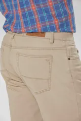 Pantalón de gabardina de corte recto y cinco bolsillos, con diseño liso y trabillas para cinturón.