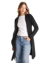Chaqueta de punto color beige con frente abierto, cuello con solapa, mangas largas y bolsillos frontales. Incluye un lazo para ajustar en la cintura.