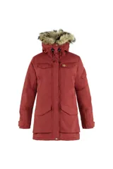 Campera de abrigo color rojo ladrillo, con capucha con borde de piel sintética desmontable, cierre frontal con solapa y botones a presión, múltiples bolsillos con solapa y puños ajustables con velcro. Marca Fjällräven, modelo Nuuk Parka W.
