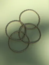 Pulsera elástica de cuentas de 3mm en oro laminado 14 kilates.