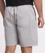 Bermuda de sarga lavada color gris claro, de corte recto, con bolsillos laterales y presillas en la cintura.