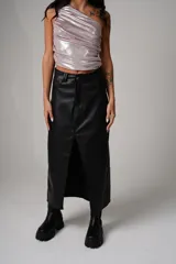 Falda midi negra de ecocuero, tiro alto, con bolsillos delanteros y traseros, abertura frontal, cierre con cremallera, botón y presillas para cinturón.