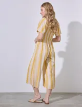 Mono largo de lino con estampado a rayas verticales amarillas y blancas. Escote cuadrado con botones y mangas cortas con volados.