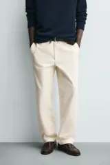 Pantalón de corte recto confeccionado en tejido compacto de algodón con estructura twill. Presenta cierre frontal con cremallera y botón, bolsillos laterales y bolsillos traseros de vivo con botón.