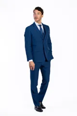 Traje de dos piezas compuesto por saco de dos botones con solapa clásica y pantalón de corte slim fit. Confeccionado en poliéster, presenta un diseño versátil y elegante.