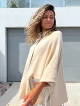 Saco tejido de punto en color crudo, con diseño holgado, mangas tres cuartos y bolsillos frontales grandes confeccionados en cuero metalizado plateado.