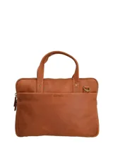 Maletín de cuero natural color tostado, con diseño rectangular, doble asa superior y compartimento principal con cierre. Incluye bolsillo frontal con logo grabado y herrajes metálicos.