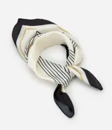 Pañuelo cuadrado de tejido satinado con estampado de rayas finas y bordes en contraste. Presenta una caída fluida y versátil para diversos usos.