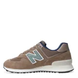 Championes urbanos New Balance modelo 574, color marrón con detalles en verde y azul, confeccionados en gamuza y malla, con logo "N" característico en los laterales y entresuela ENCAP.
