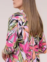 Cardigan abierto de manga larga en seda fría con estampado multicolor en tonos rosados, naranjas, verdes y negros.
