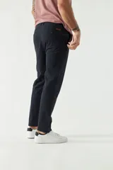 Pantalón chino de corte skinny, color azul marino, con bolsillos laterales y traseros. Se ajusta a la cintura con cinturón.