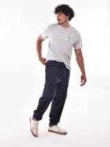 Pantalón jogger color marrón con bolsillos cargo, cintura elástica ajustable con cordón y puños elásticos.