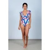 Malla enteriza de diseño estampado con motivos tropicales en tonos azul, fucsia y verde sobre fondo blanco, con escote en V y volados en las mangas.