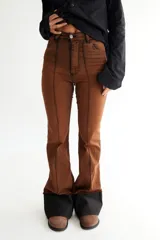 Pantalón de jean oxford color marrón con alforzas en el delantero y dobladillo en la botamanga.