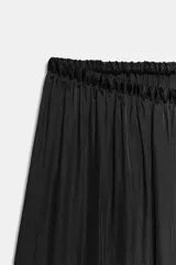Pantalón de tiro medio, color negro, confeccionado en tejido satinado con diseño de pierna ancha y cintura elástica ajustable con cordón.