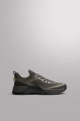 Zapatilla deportiva de entrenamiento con parte superior de tejido de punto transpirable en color verde militar. Cuenta con refuerzos Shield Protect Max en puntera y talón, cierre mediante cordones, tirador posterior y entresuela con tecnología Stabi-pro para mayor estabilidad.