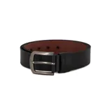 Cinto de cuero negro con hebilla metálica plateada.