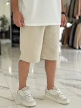 Bermuda deportiva de corte baggy y estilo jogging, en color beige, con bolsillos laterales y cintura elástica.