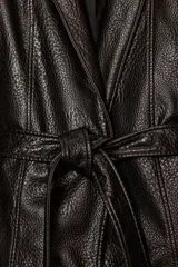 Chaqueta de Zara Woman Collection confeccionada en tejido efecto piel con textura granulada. Presenta cuello solapa, manga larga y cierre frontal con cinturón ajustable anudado a la cintura. Incluye forro interior.