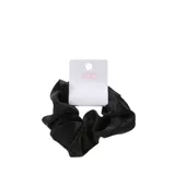 Gomita de pelo tipo scrunchie de tela satinada en color negro.