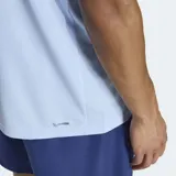 Remera deportiva Adidas Workout Essentials Base color celeste claro, de manga corta y cuello redondo, con el logo de la marca estampado en negro en el lado izquierdo del pecho.