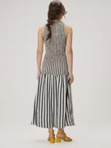 Vestido midi sin mangas de silueta en A y escote redondo, con diseño geométrico de inspiración op art y detalle de fruncido elástico en el cuerpo, confeccionado en algodón.