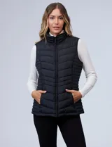 Chaleco puffer de corte entallado, con diseño capitoneado horizontal, cierre frontal completo y bolsillos laterales con cierre. Cuenta con cuello alto y forro interior de abrigo.