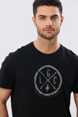 Remera de manga corta con estampa central tono sobre tono de inspiración vintage, cuello redondo y corte clásico.