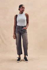 Musculosa de tejido acanalado con acabado brillante, de corte ajustado al cuerpo y cuello redondo alto.