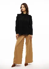 Camisa blanca de lino con cuello clásico, mangas largas con volumen y frunces en los hombros.